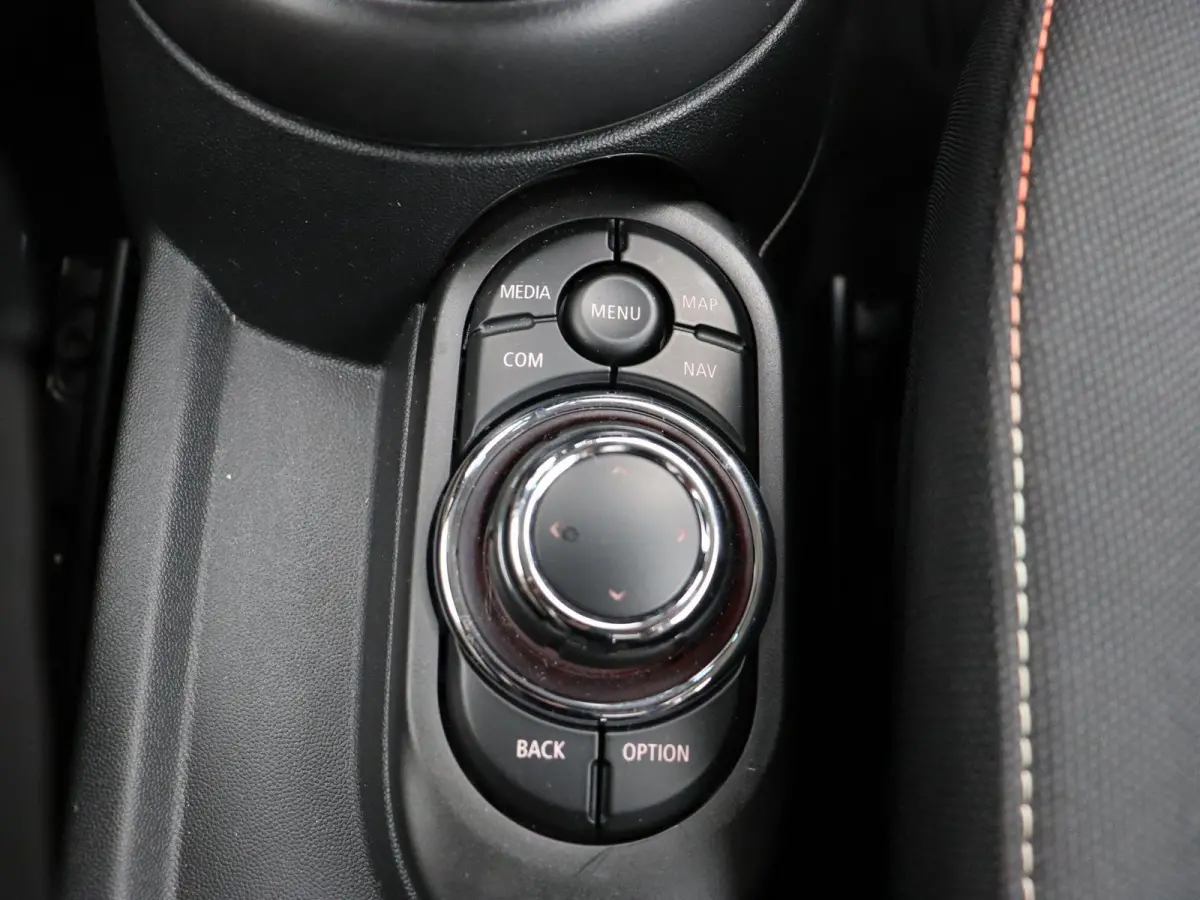 Cooper Premium Pakket + PDC + LED + Driving Assistant + Cruise Control + 16''