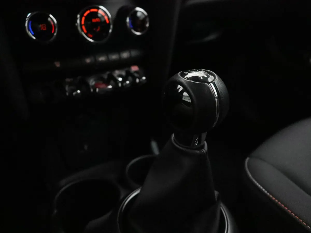 Cooper Premium Pakket + PDC + LED + Driving Assistant + Cruise Control + 16''
