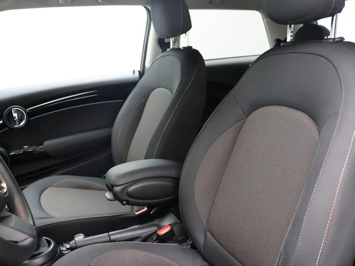 Cooper Premium Pakket + PDC + LED + Driving Assistant + Cruise Control + 16''