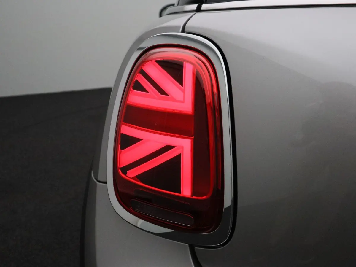 Cooper Premium Pakket + PDC + LED + Driving Assistant + Cruise Control + 16''