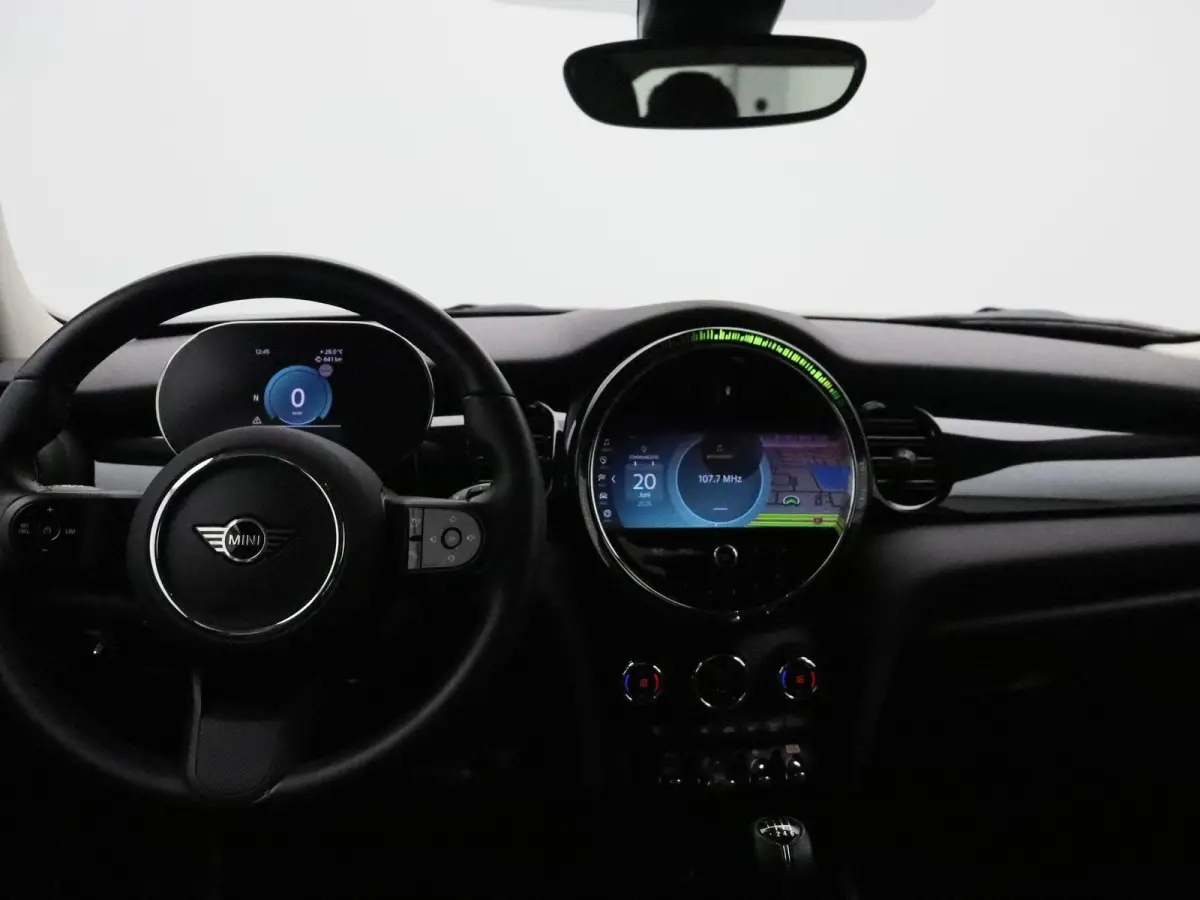 Cooper Premium Pakket + PDC + LED + Driving Assistant + Cruise Control + 16''