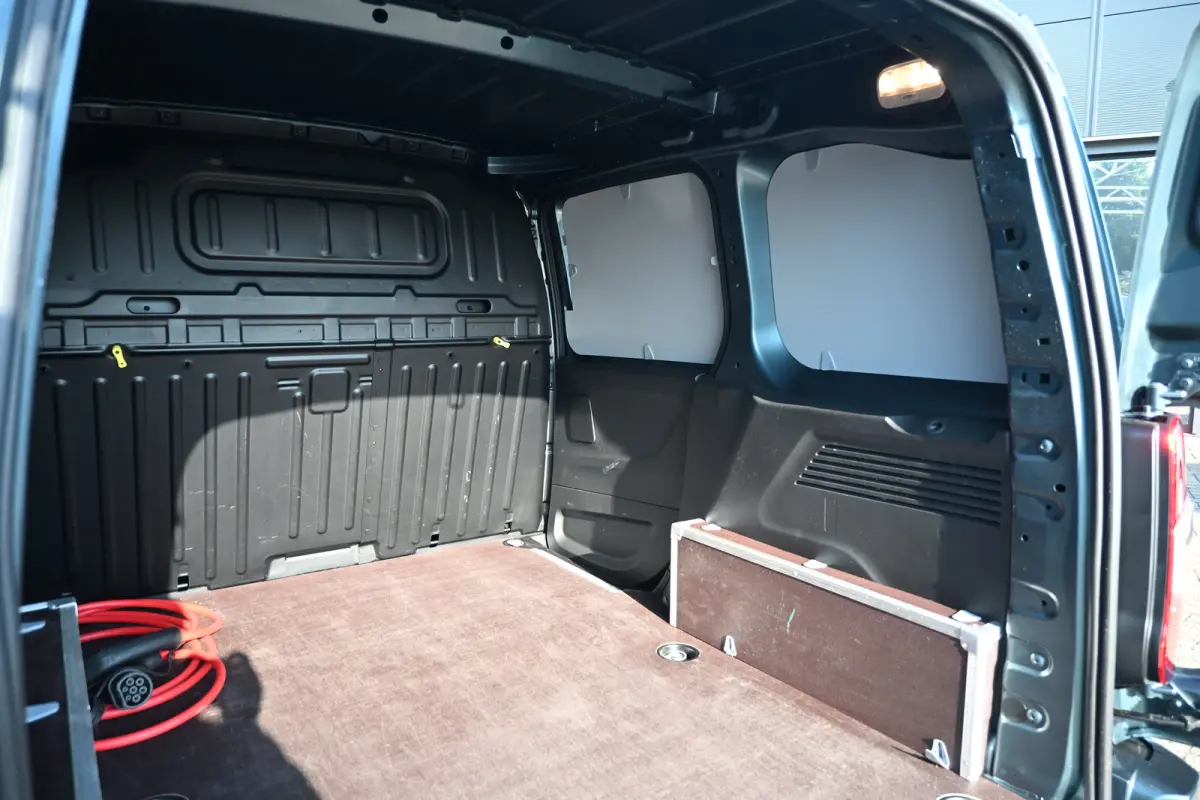 136 L1 50 kWh Tot 8 Jaar Garantie! 98% SOH | Betimmering | Full-LED | Adaptive Cruise | 16"LMV | Navigatie | Achteruitrijcamera | !!