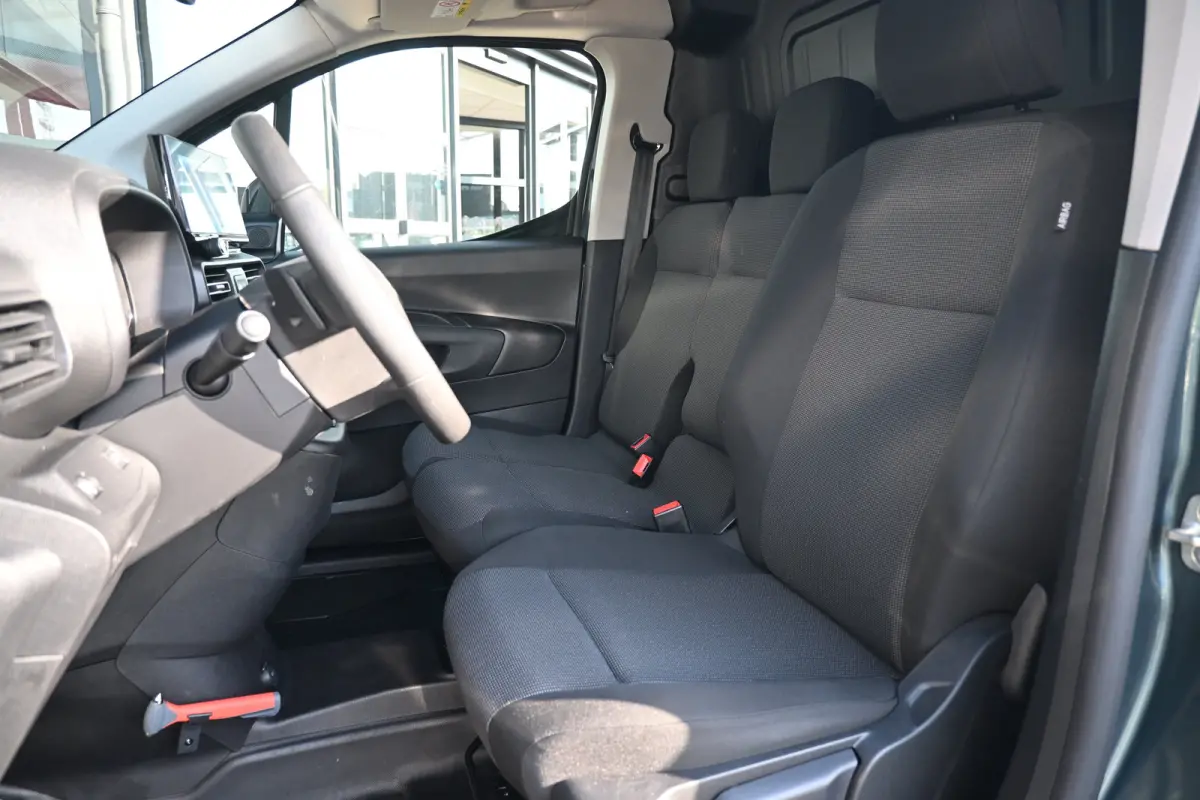 136 L1 50 kWh Tot 8 Jaar Garantie! 98% SOH | Betimmering | Full-LED | Adaptive Cruise | 16"LMV | Navigatie | Achteruitrijcamera | !!