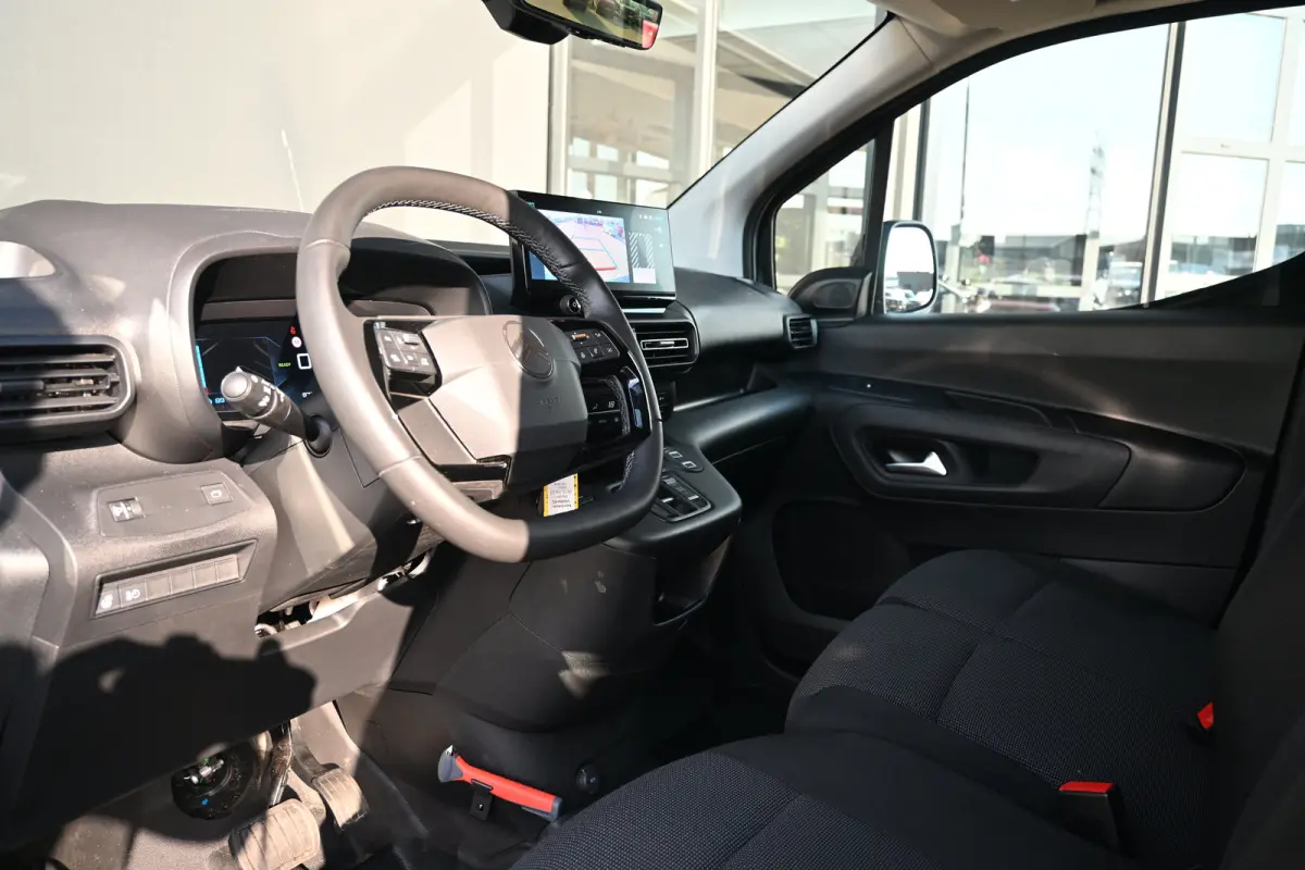 136 L1 50 kWh Tot 8 Jaar Garantie! 98% SOH | Betimmering | Full-LED | Adaptive Cruise | 16"LMV | Navigatie | Achteruitrijcamera | !!