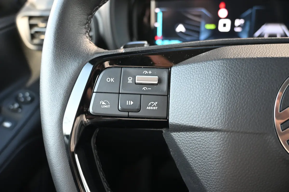 136 L1 50 kWh Tot 8 Jaar Garantie! 98% SOH | Betimmering | Full-LED | Adaptive Cruise | 16"LMV | Navigatie | Achteruitrijcamera | !!
