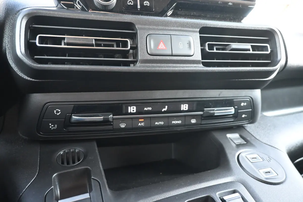136 L1 50 kWh Tot 8 Jaar Garantie! 98% SOH | Betimmering | Full-LED | Adaptive Cruise | 16"LMV | Navigatie | Achteruitrijcamera | !!