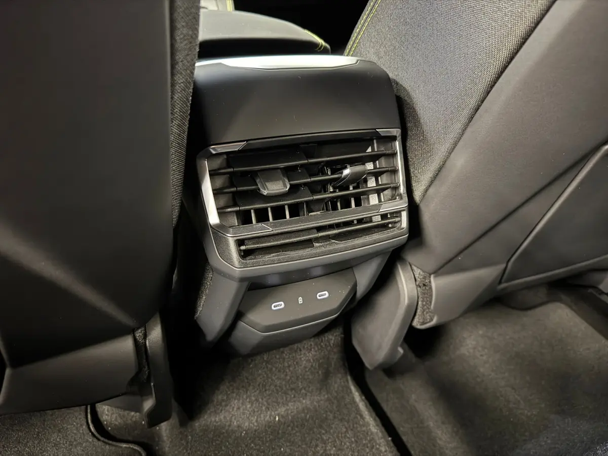 1.5 Core | Achteruitrijcamera | Alarmsysteem | Apple Carplay/Android Auto|telefoonintegratie premium