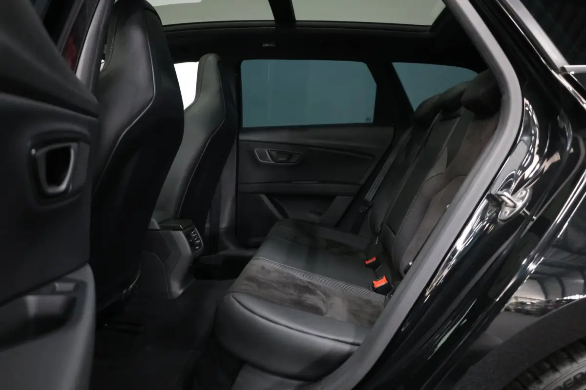 2.0 TSI 4DRIVE CUPRA R 300+PK LED/CARBON/VIRTUAL/SFEER/PANO/ALCANTARA+S.VERWARMING/19" LMV/CAM/ACC/12 MND GARANTIE!
