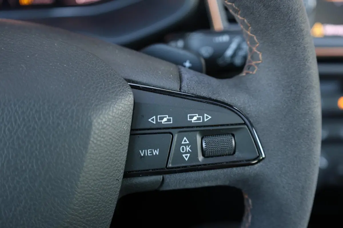 2.0 TSI 4DRIVE CUPRA R 300+PK LED/CARBON/VIRTUAL/SFEER/PANO/ALCANTARA+S.VERWARMING/19" LMV/CAM/ACC/12 MND GARANTIE!
