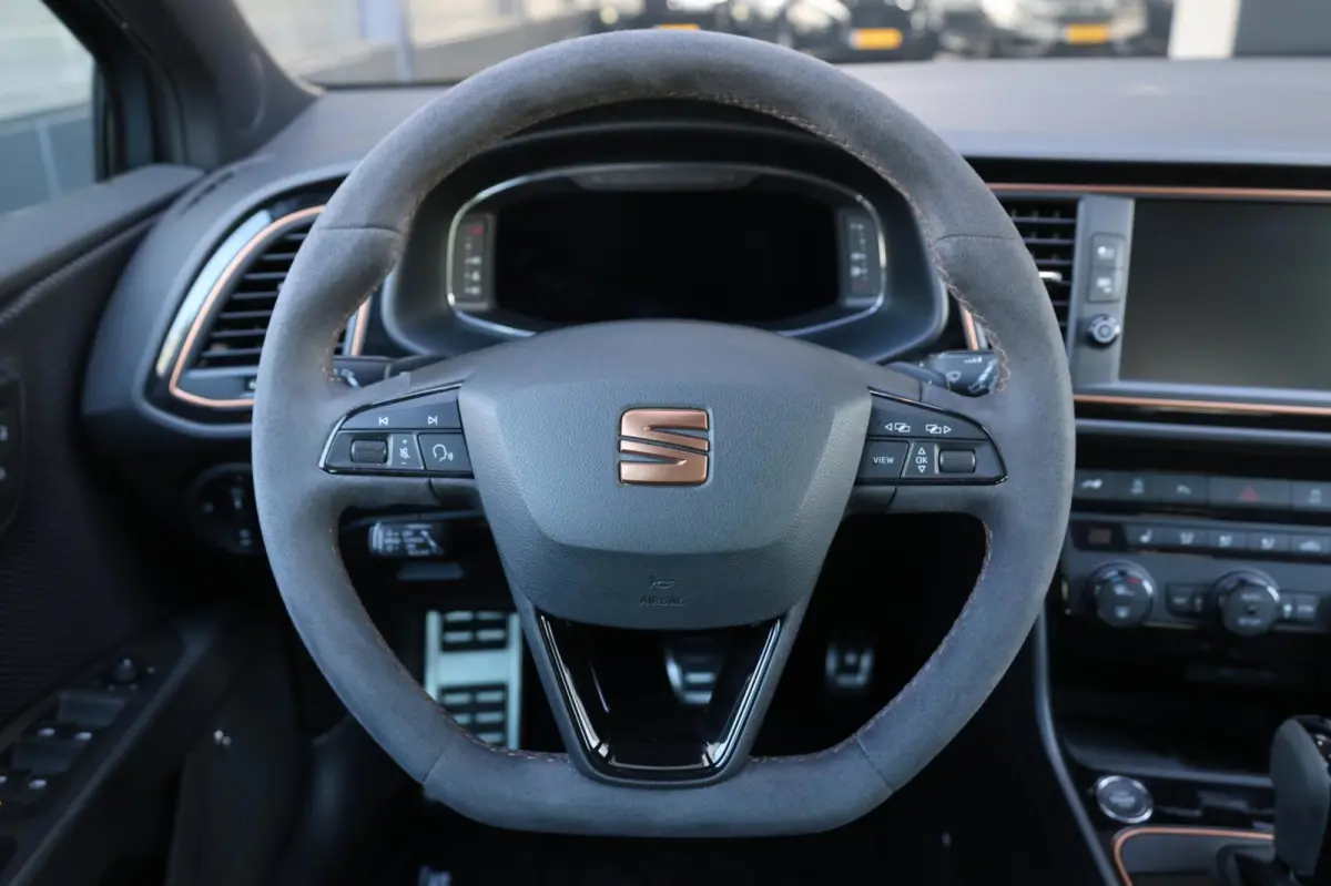 2.0 TSI 4DRIVE CUPRA R 300+PK LED/CARBON/VIRTUAL/SFEER/PANO/ALCANTARA+S.VERWARMING/19" LMV/CAM/ACC/12 MND GARANTIE!