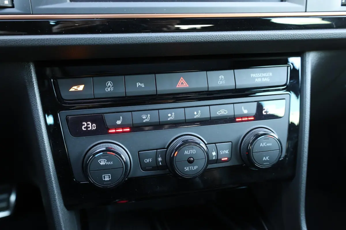 2.0 TSI 4DRIVE CUPRA R 300+PK LED/CARBON/VIRTUAL/SFEER/PANO/ALCANTARA+S.VERWARMING/19" LMV/CAM/ACC/12 MND GARANTIE!