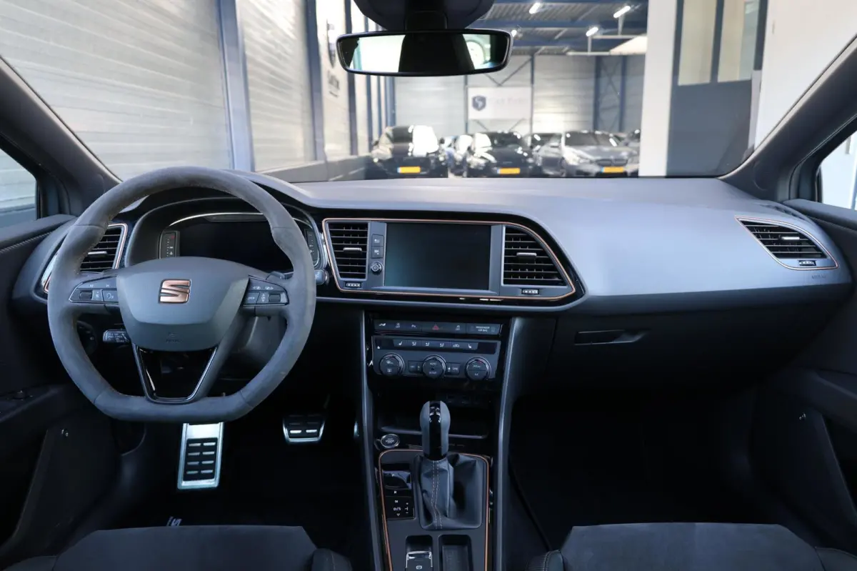 2.0 TSI 4DRIVE CUPRA R 300+PK LED/CARBON/VIRTUAL/SFEER/PANO/ALCANTARA+S.VERWARMING/19" LMV/CAM/ACC/12 MND GARANTIE!
