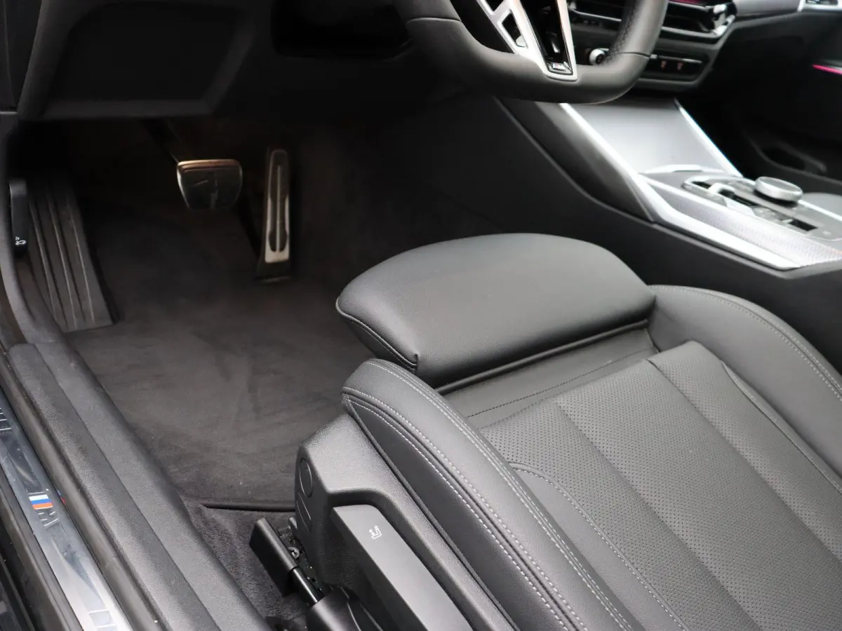 320i M Sportpakket | Panoramadak | Trekhaak | Achteruitrijcamera | Parking Assistant | 18''
