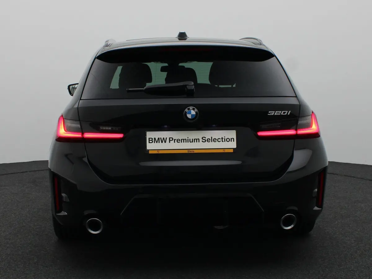 320i M Sportpakket | Panoramadak | Trekhaak | Achteruitrijcamera | Parking Assistant | 18''