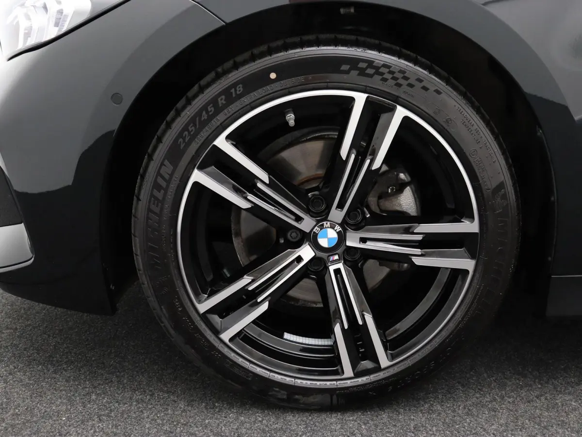 320i M Sportpakket | Panoramadak | Trekhaak | Achteruitrijcamera | Parking Assistant | 18''