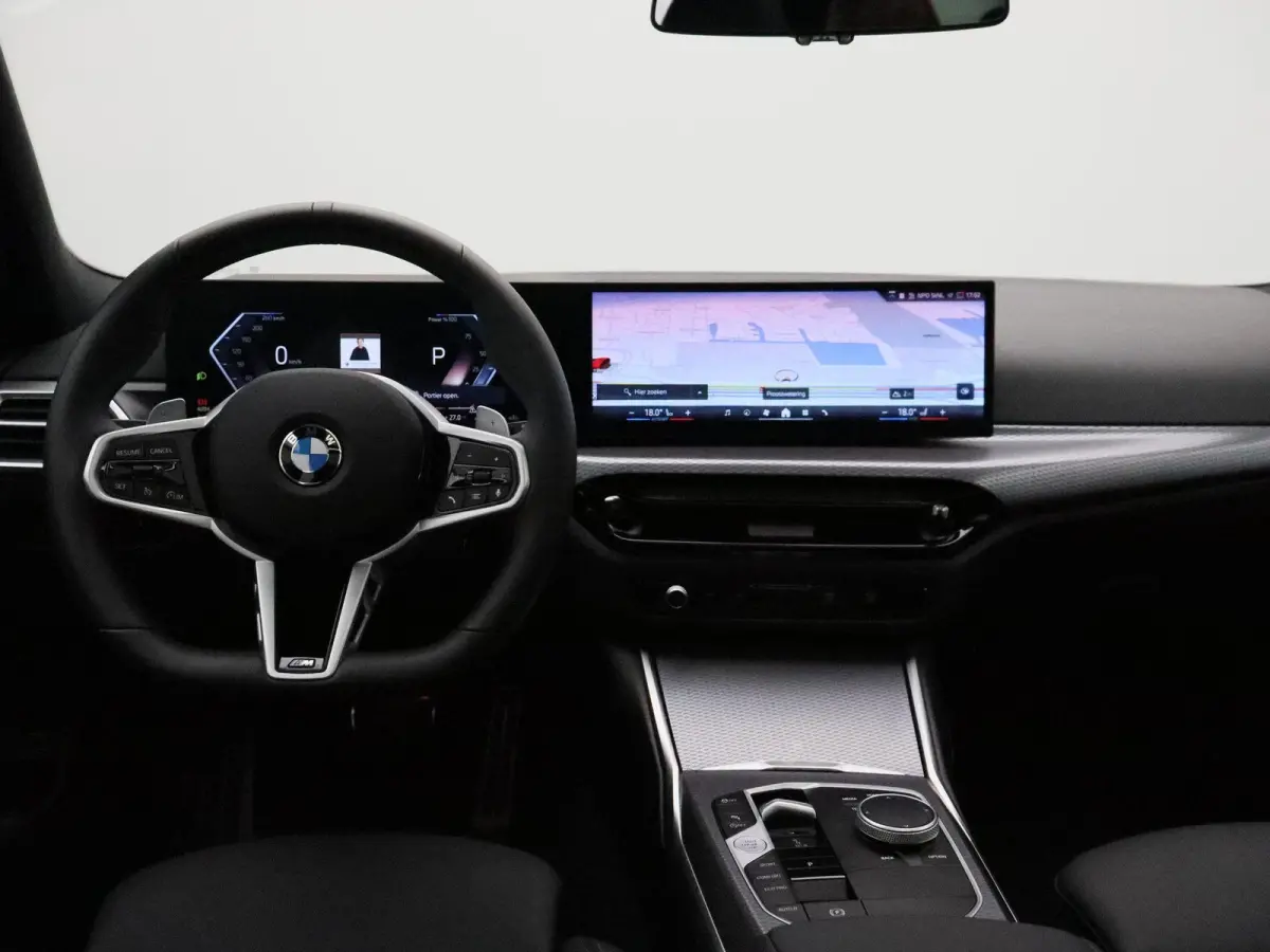320i M Sportpakket | Panoramadak | Trekhaak | Achteruitrijcamera | Parking Assistant | 18''