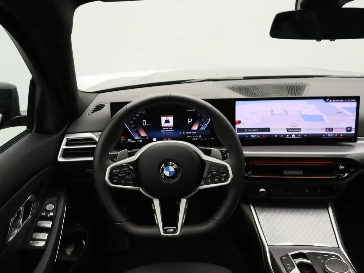 320i M Sportpakket | Panoramadak | Trekhaak | Achteruitrijcamera | Parking Assistant | 18''