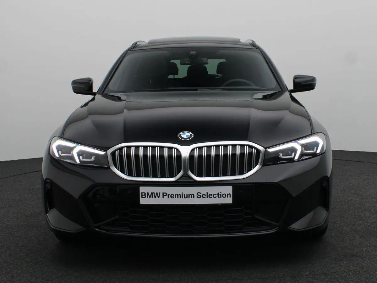 320i M Sportpakket | Panoramadak | Trekhaak | Achteruitrijcamera | Parking Assistant | 18''