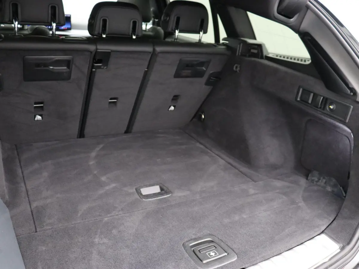 320i M Sportpakket | Panoramadak | Trekhaak | Achteruitrijcamera | Parking Assistant | 18''