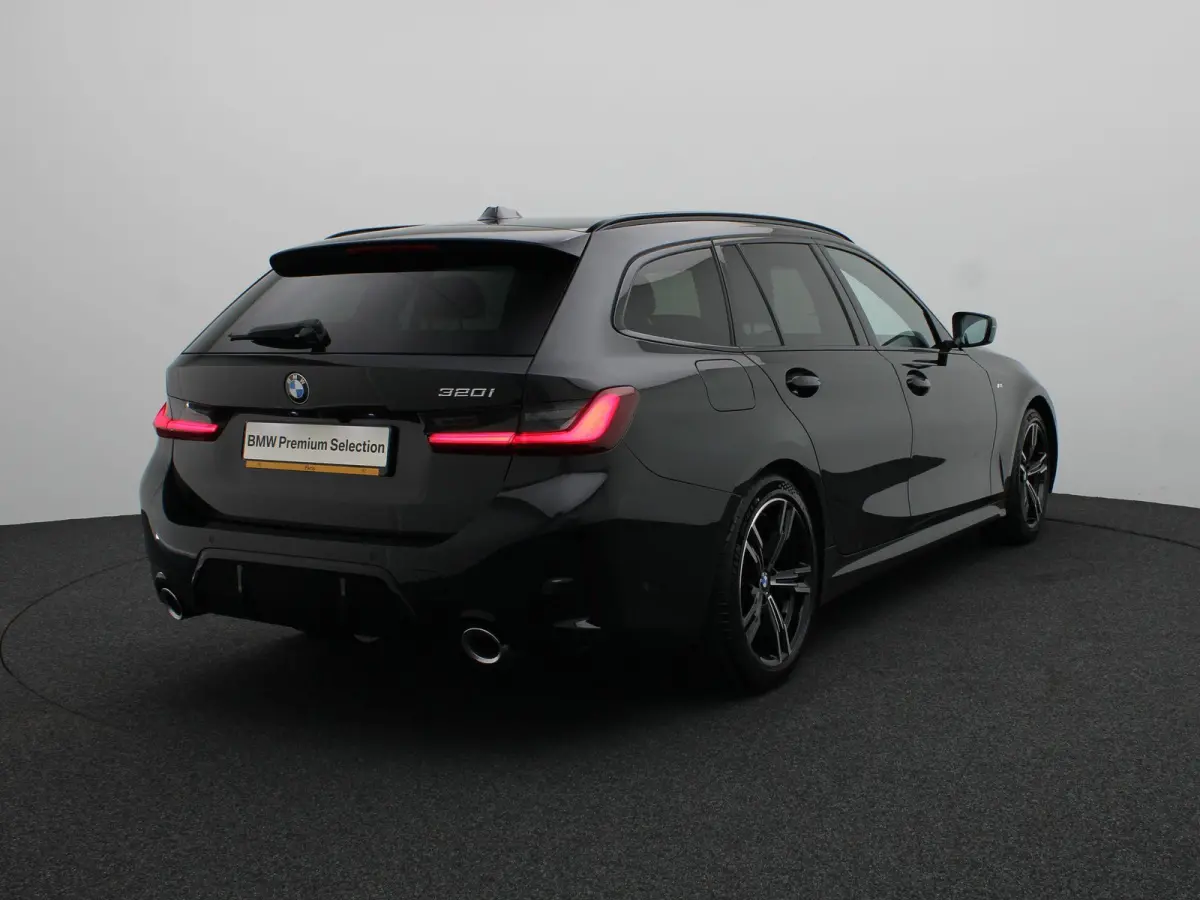 320i M Sportpakket | Panoramadak | Trekhaak | Achteruitrijcamera | Parking Assistant | 18''