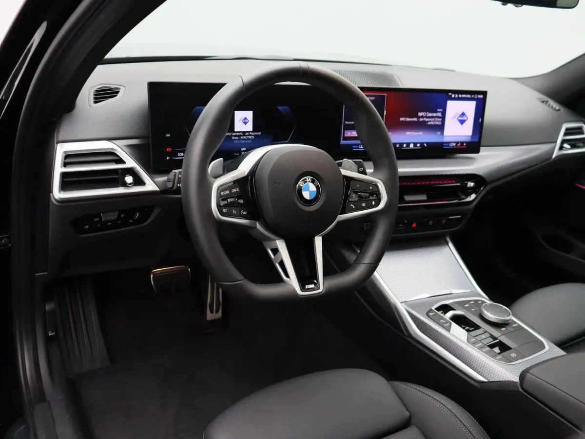 320i M Sportpakket | Panoramadak | Trekhaak | Achteruitrijcamera | Parking Assistant | 18''