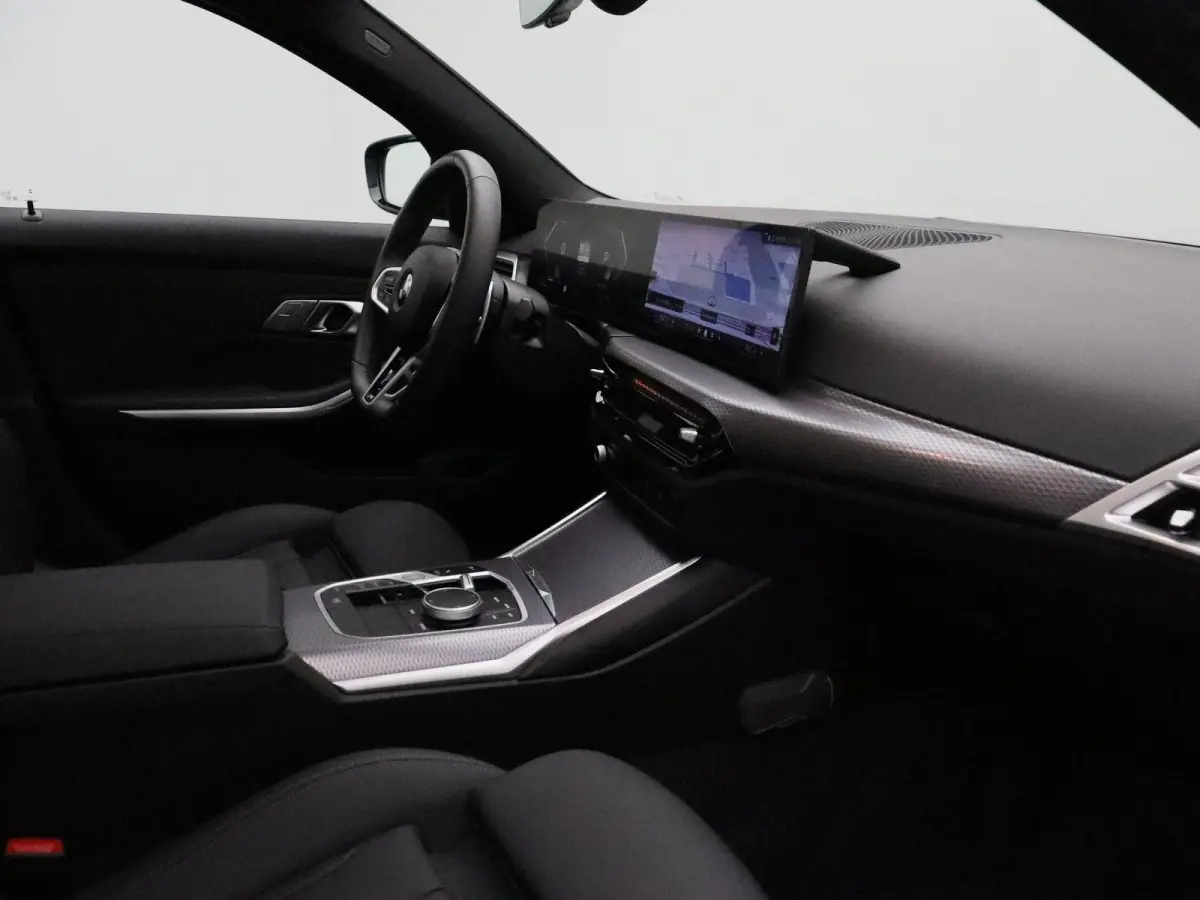 320i M Sportpakket | Panoramadak | Trekhaak | Achteruitrijcamera | Parking Assistant | 18''