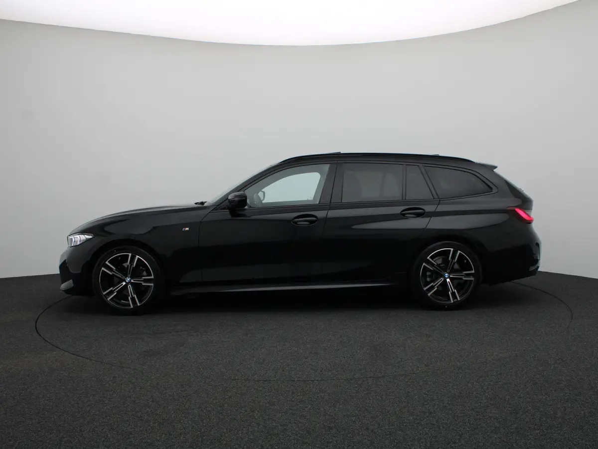 320i M Sportpakket | Panoramadak | Trekhaak | Achteruitrijcamera | Parking Assistant | 18''