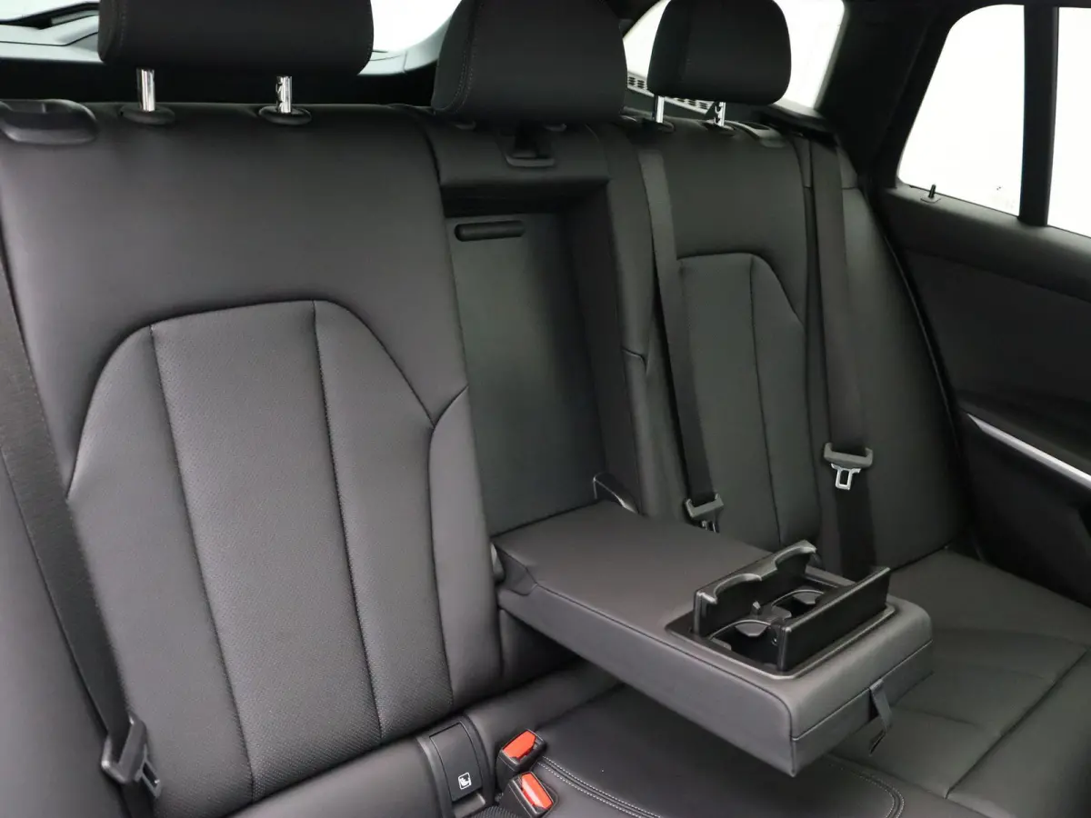 320i M Sportpakket | Panoramadak | Trekhaak | Achteruitrijcamera | Parking Assistant | 18''