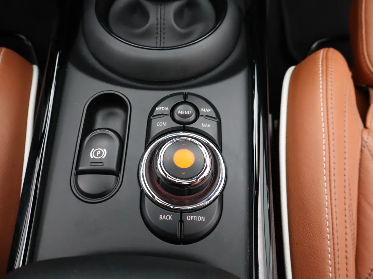 Mini 1.5 Cooper Richmond Park Edition |  Achteruitrijcamera | Panoramisch schuifdak | Climate Control | Apple Carplay/Android Auto