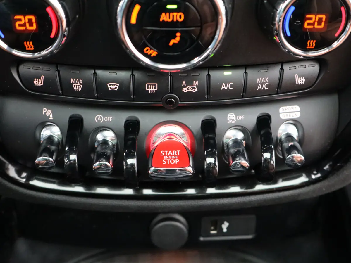 Mini 1.5 Cooper Richmond Park Edition |  Achteruitrijcamera | Panoramisch schuifdak | Climate Control | Apple Carplay/Android Auto