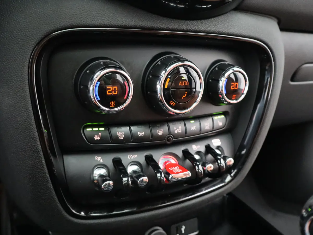 Mini 1.5 Cooper Richmond Park Edition |  Achteruitrijcamera | Panoramisch schuifdak | Climate Control | Apple Carplay/Android Auto