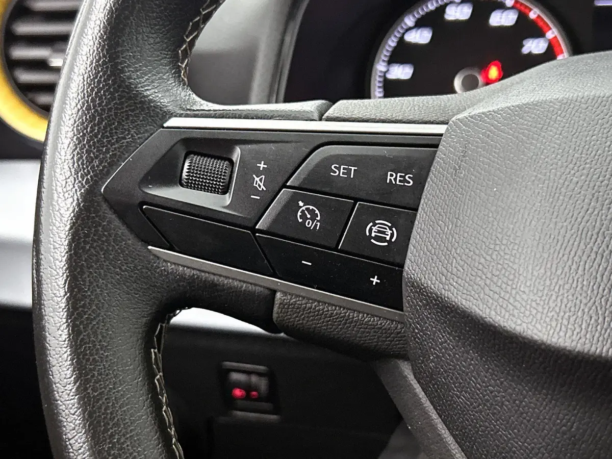 1.0 EcoTSI Style Business Intense | Apple Carplay / Android Auto | Parkeersensoren | Stoelverwarming |