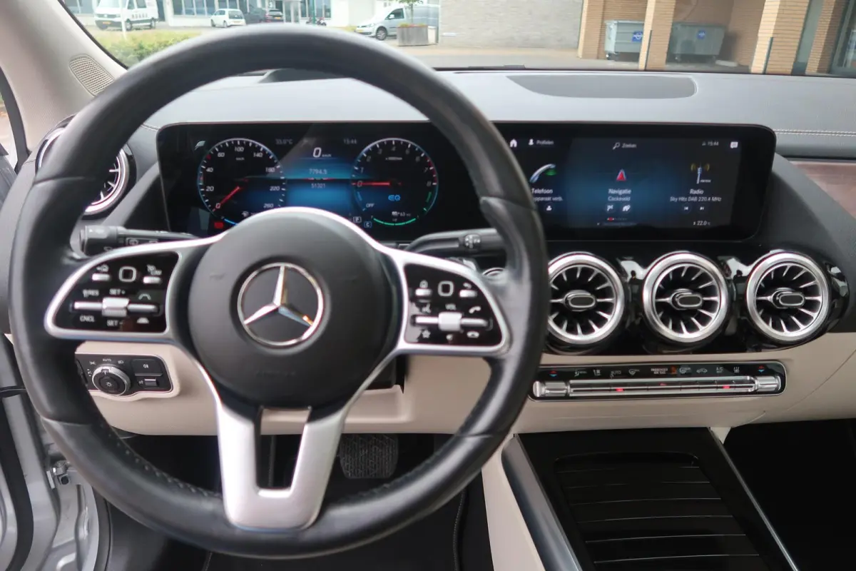 250 e PANORAMADAK|STOELKOELING|HEAD-UP|360CAMERA|STUURHULP|KEYLESS|MULTIBEAM