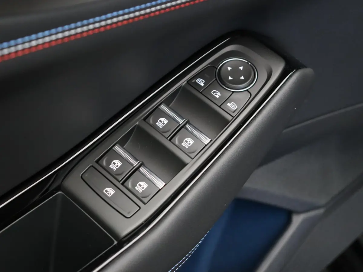 E-Tech 4x4 plug-in hybrid 300pk atelier Alpine | Vijf jaar garantie | Harman Kardon | Panoramisch dak | HUD | Voorruitverwarming |