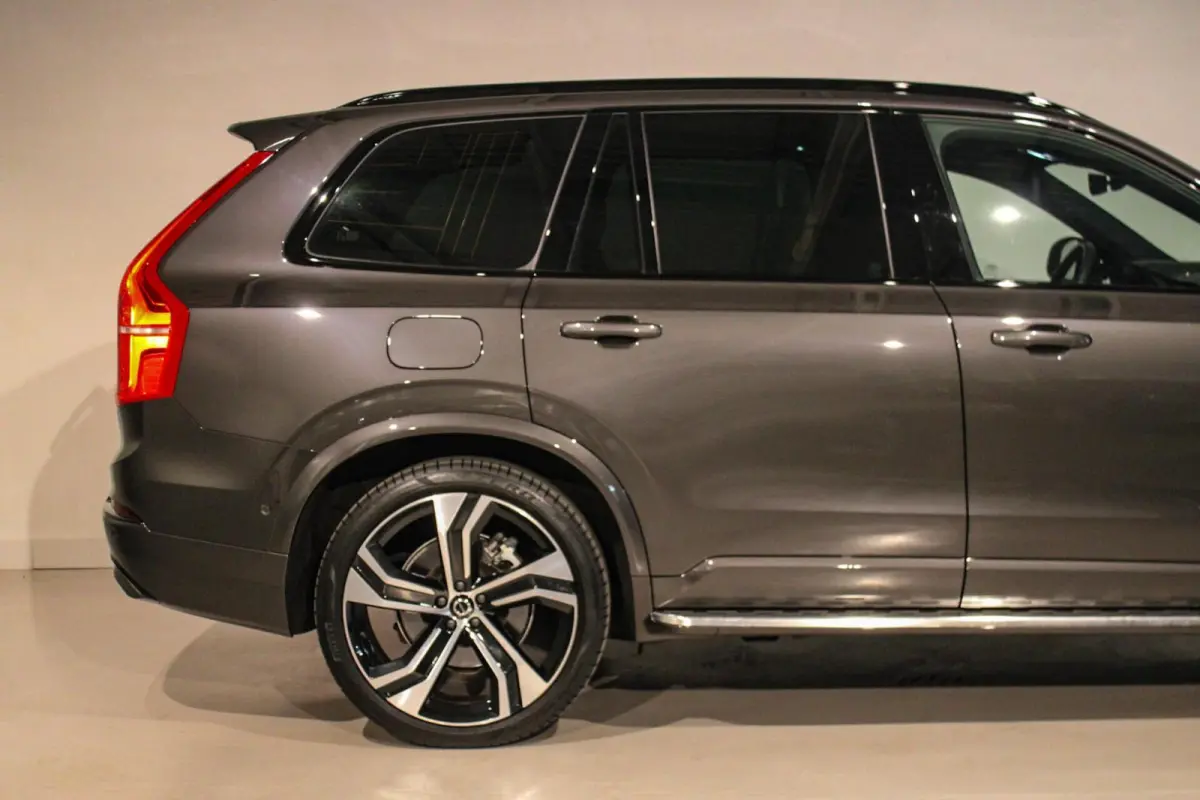 2.0 T8 Recharge AWD Ultra Dark B&W | PANO | LUCHT