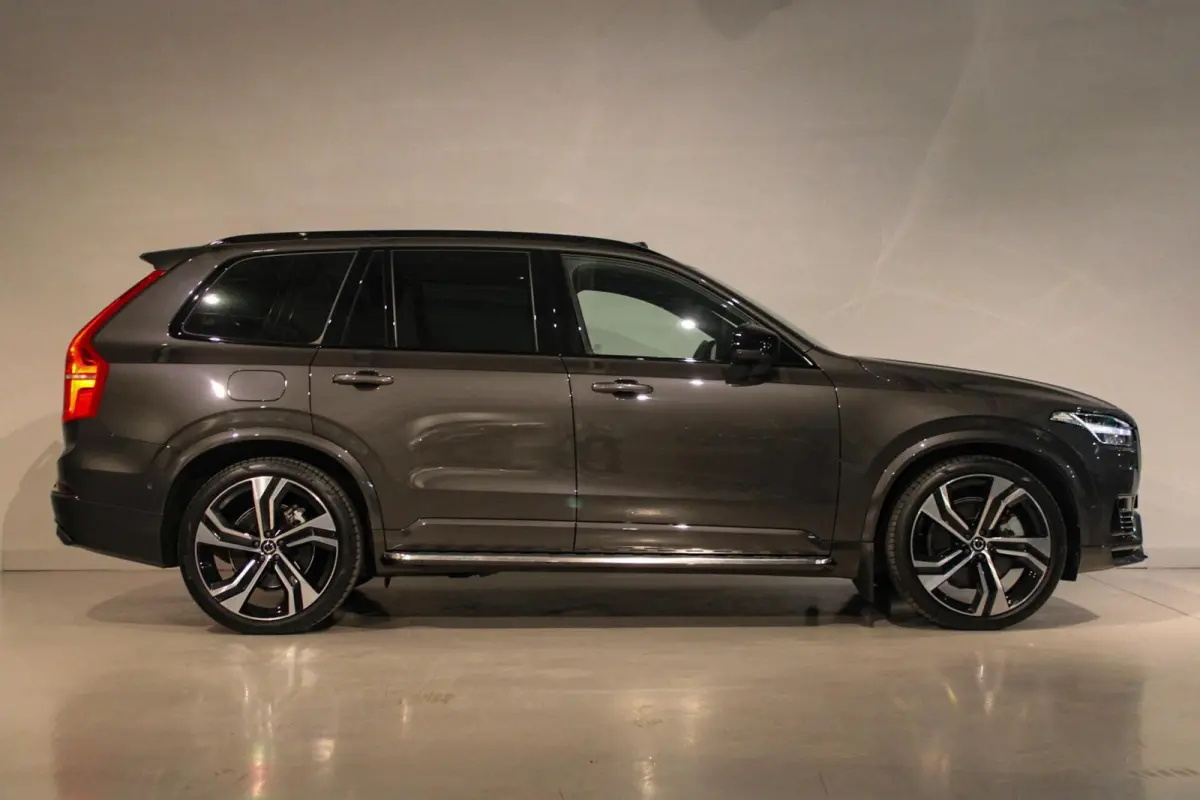 2.0 T8 Recharge AWD Ultra Dark B&W | PANO | LUCHT