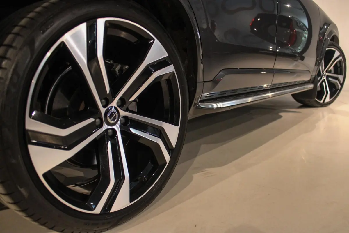 2.0 T8 Recharge AWD Ultra Dark B&W | PANO | LUCHT