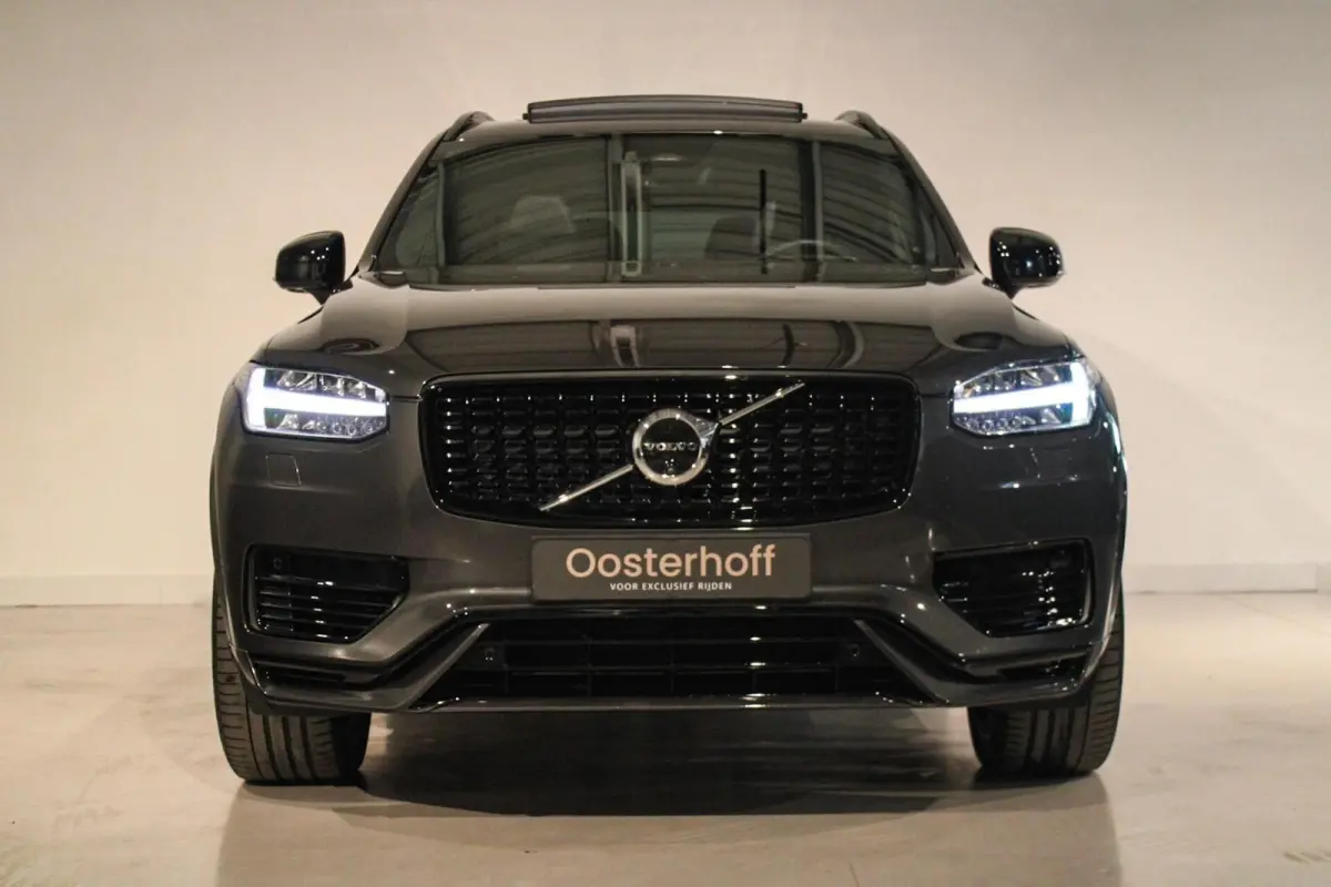 2.0 T8 Recharge AWD Ultra Dark B&W | PANO | LUCHT