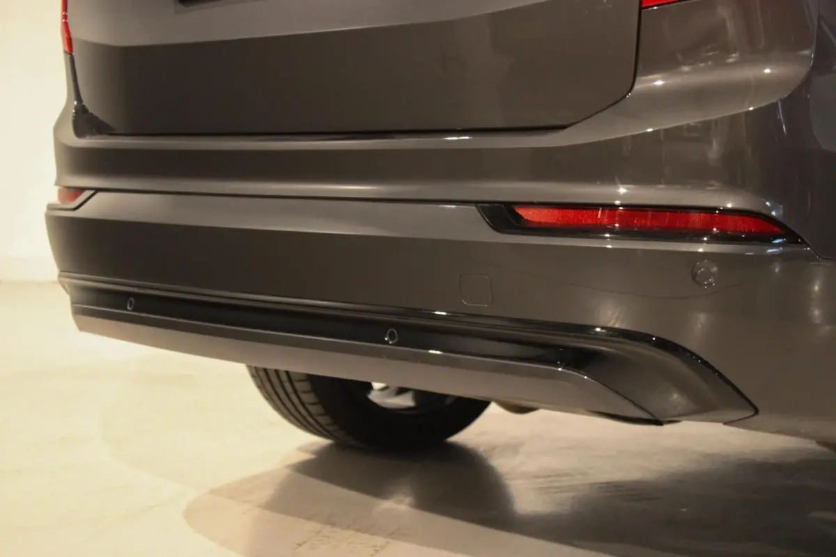 2.0 T8 Recharge AWD Ultra Dark B&W | PANO | LUCHT