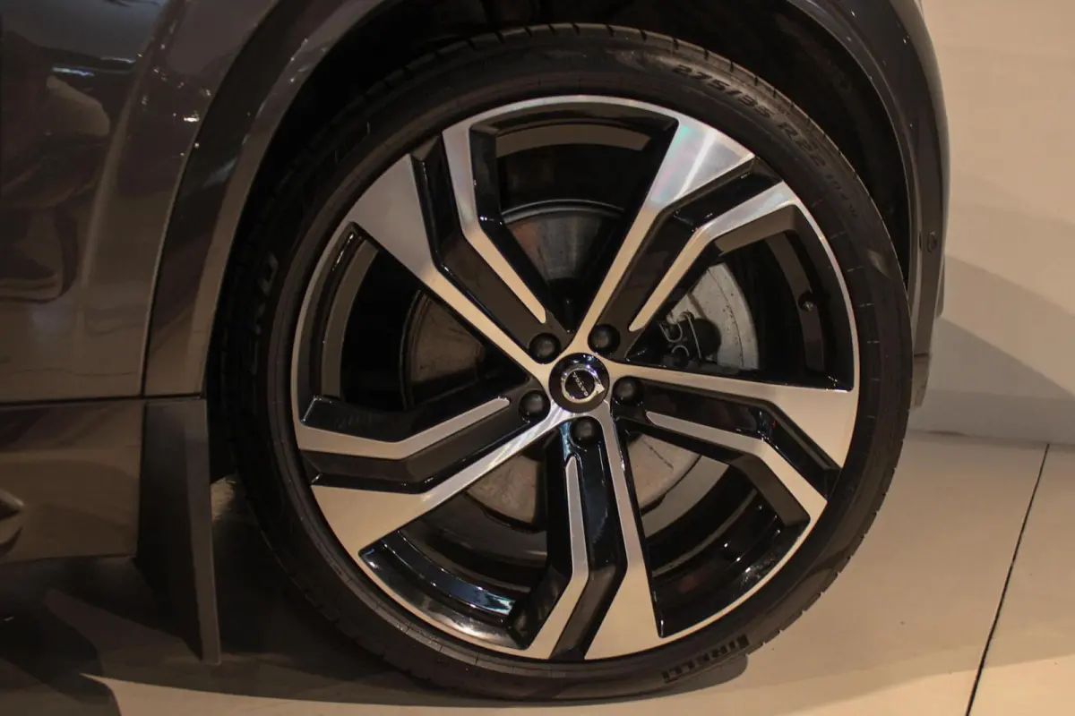 2.0 T8 Recharge AWD Ultra Dark B&W | PANO | LUCHT