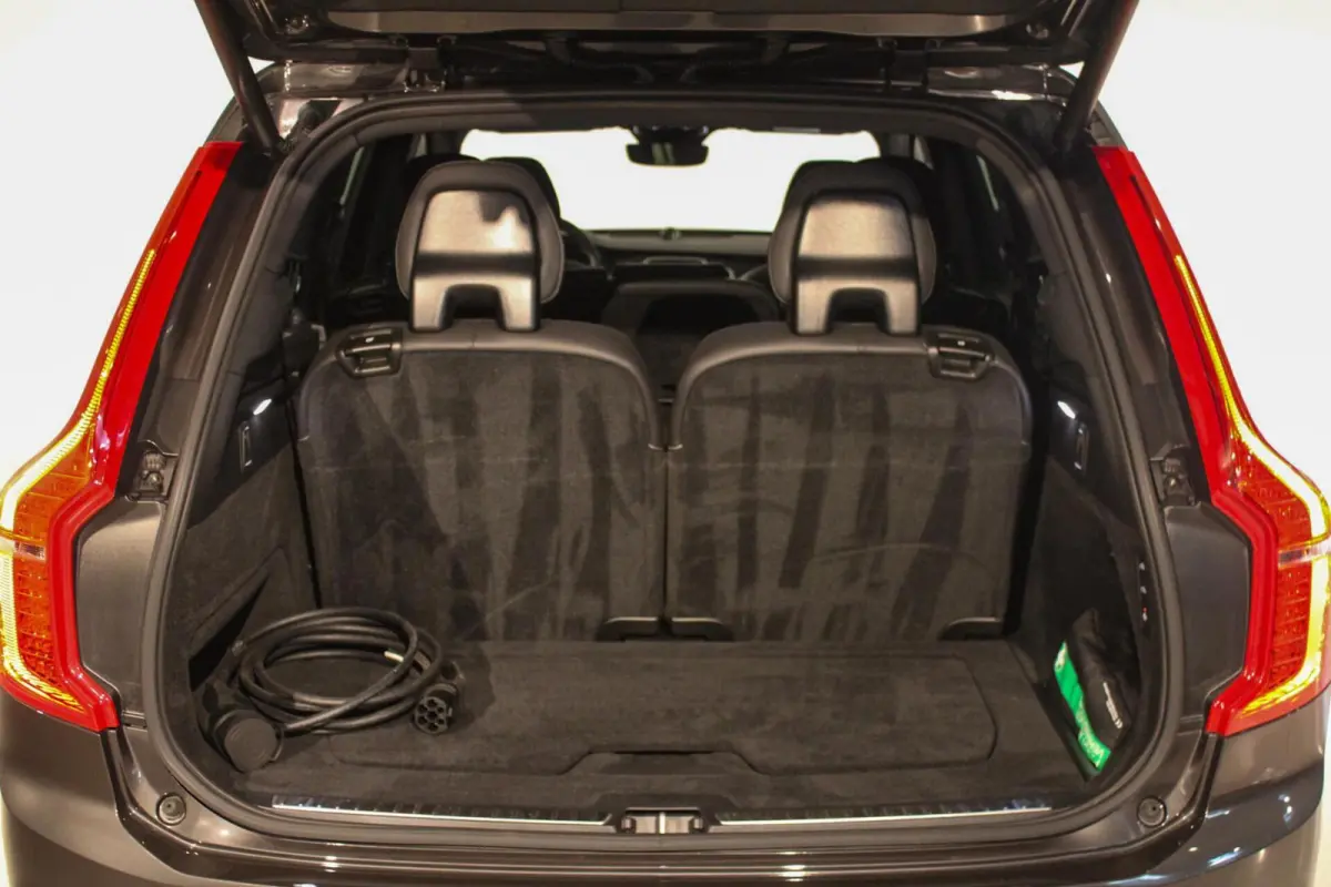 2.0 T8 Recharge AWD Ultra Dark B&W | PANO | LUCHT