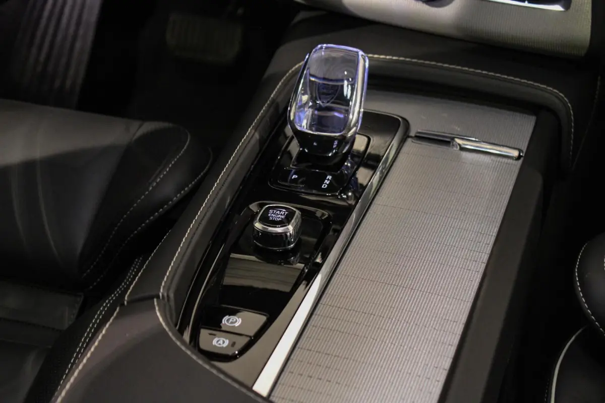2.0 T8 Recharge AWD Ultra Dark B&W | PANO | LUCHT