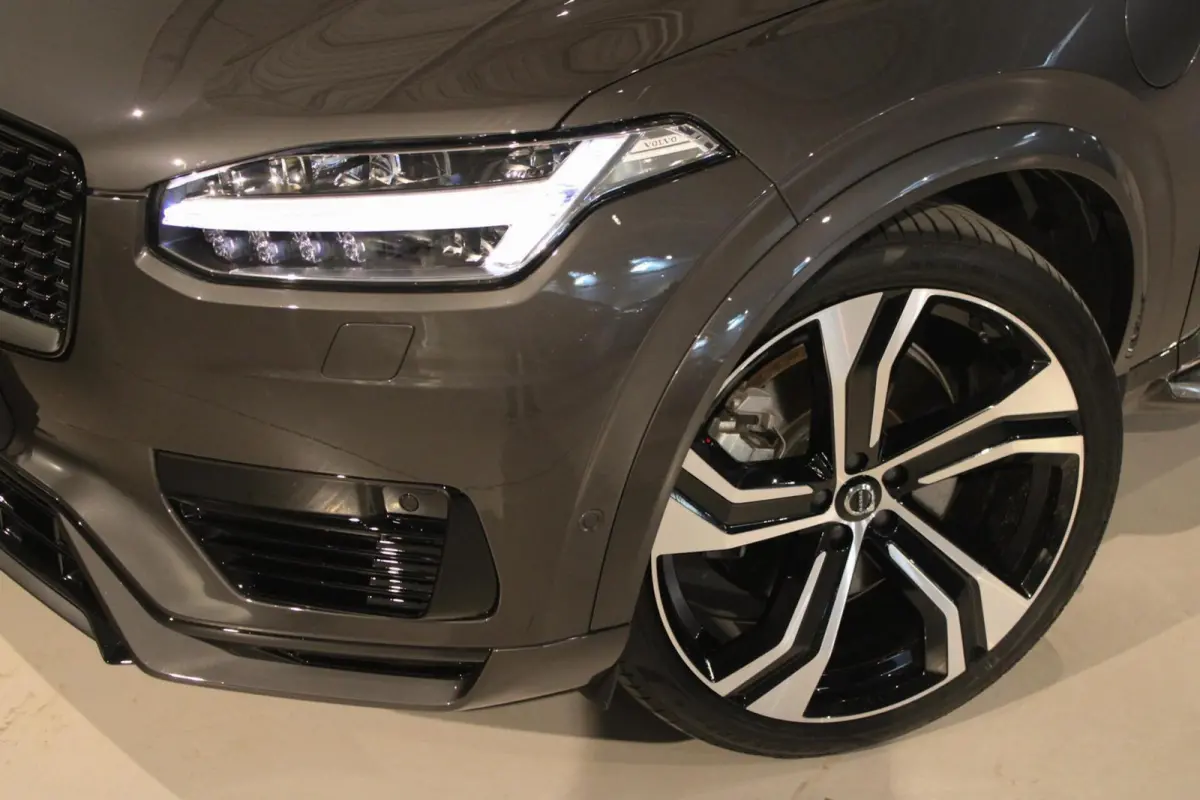 2.0 T8 Recharge AWD Ultra Dark B&W | PANO | LUCHT