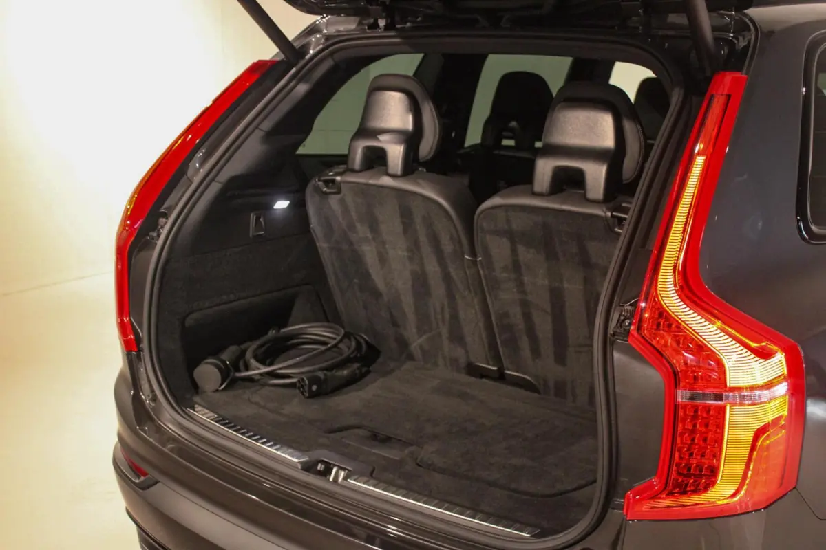 2.0 T8 Recharge AWD Ultra Dark B&W | PANO | LUCHT