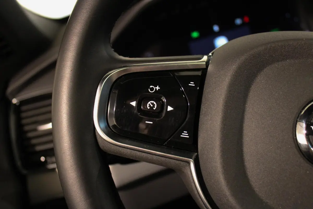 2.0 T8 Recharge AWD Ultra Dark B&W | PANO | LUCHT