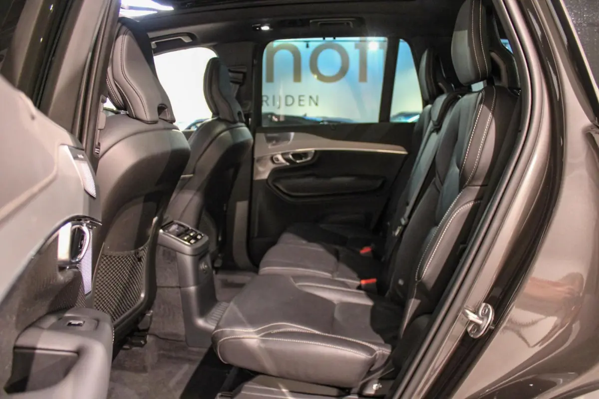 2.0 T8 Recharge AWD Ultra Dark B&W | PANO | LUCHT