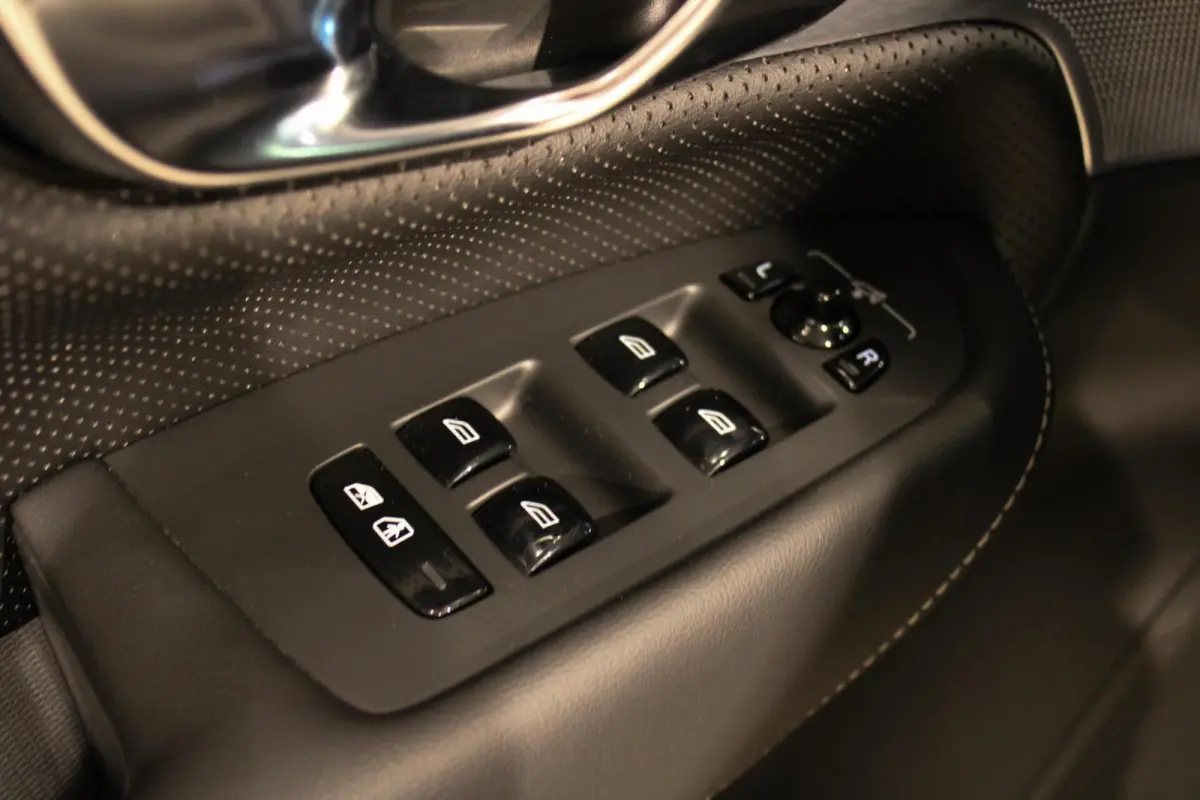 2.0 T8 Recharge AWD Ultra Dark B&W | PANO | LUCHT