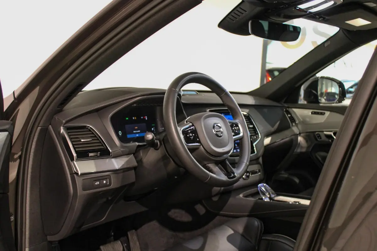 2.0 T8 Recharge AWD Ultra Dark B&W | PANO | LUCHT