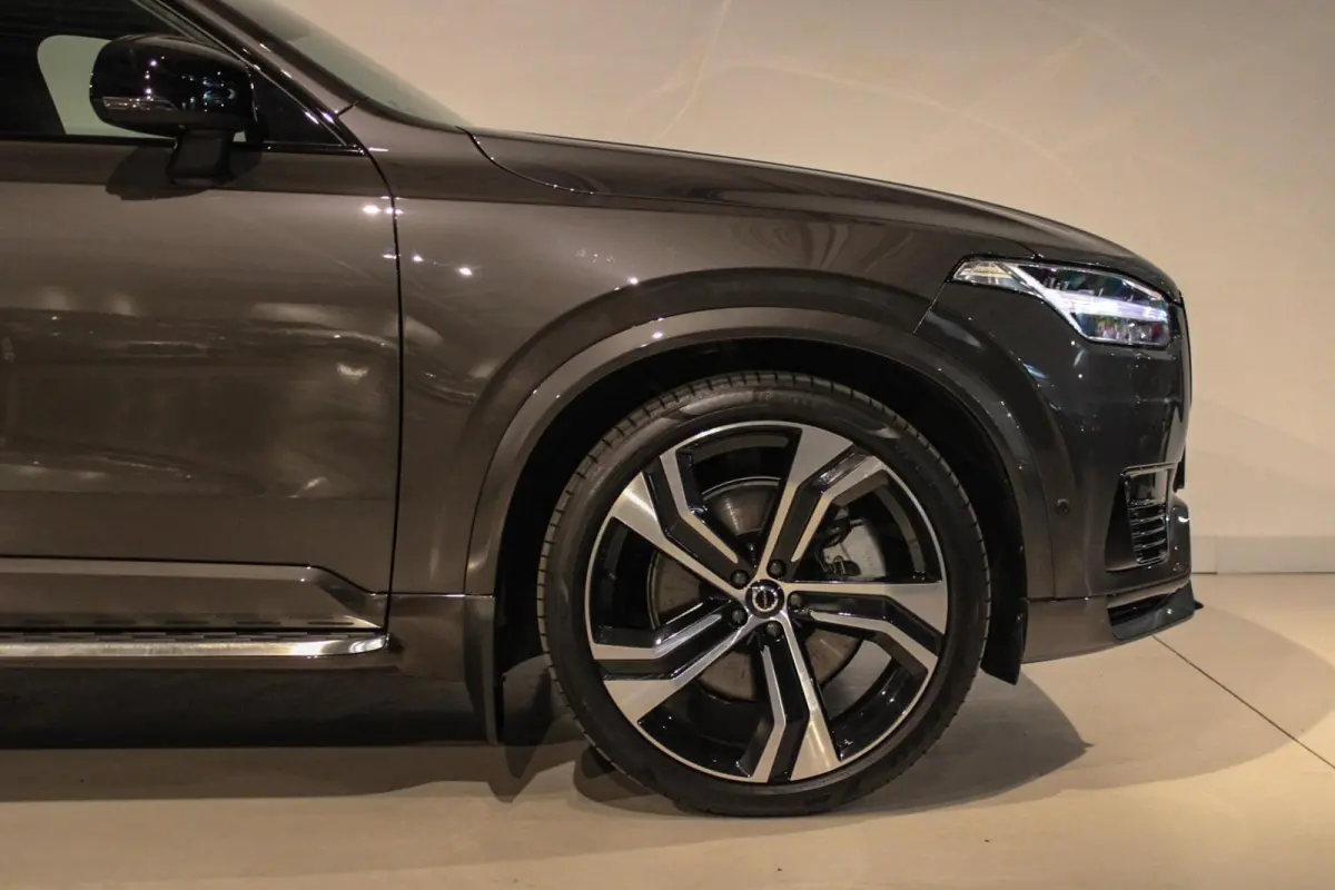 2.0 T8 Recharge AWD Ultra Dark B&W | PANO | LUCHT