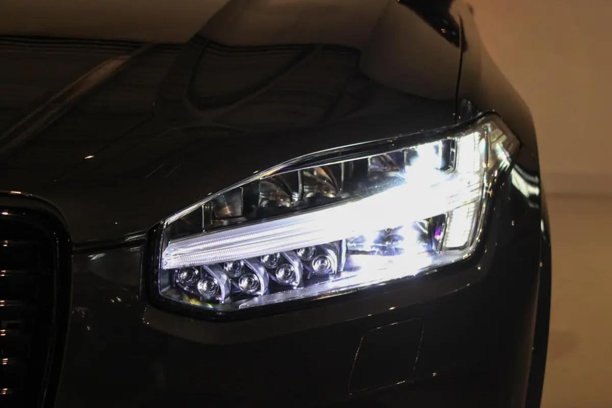 2.0 T8 Recharge AWD Ultra Dark B&W | PANO | LUCHT